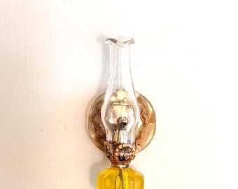 Aplique de pared amarillo vintage en miniatura para casa de muñecas (no funciona)