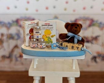 Trona miniatura blanca y azul para casa de muñecas con accesorios.