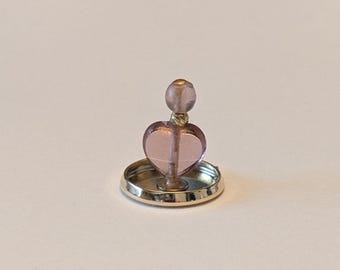 Botella de perfume en forma de corazón púrpura en miniatura para casa de muñecas en bandeja