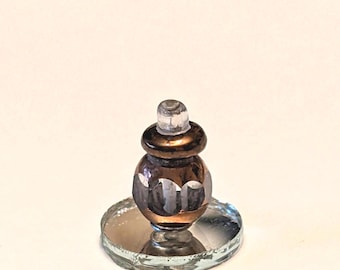Miniatura de casa de muñecas, tocador de bronce con bandeja de espejo