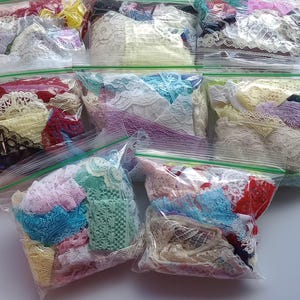 Può includere: Assortimento di passamanerie in pizzo colorate in sacchetti di plastica trasparente. Il pizzo comprende vari colori come bianco, rosa, blu, giallo e rosso. Le borse sono sigillate con cerniere verdi. Ideale per cucito, artigianato e abbellimenti.