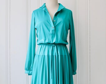 70s Union Made Bleeker Street Turquoise Green Long Sleeve Pleated Dress w matching Belt Size 10