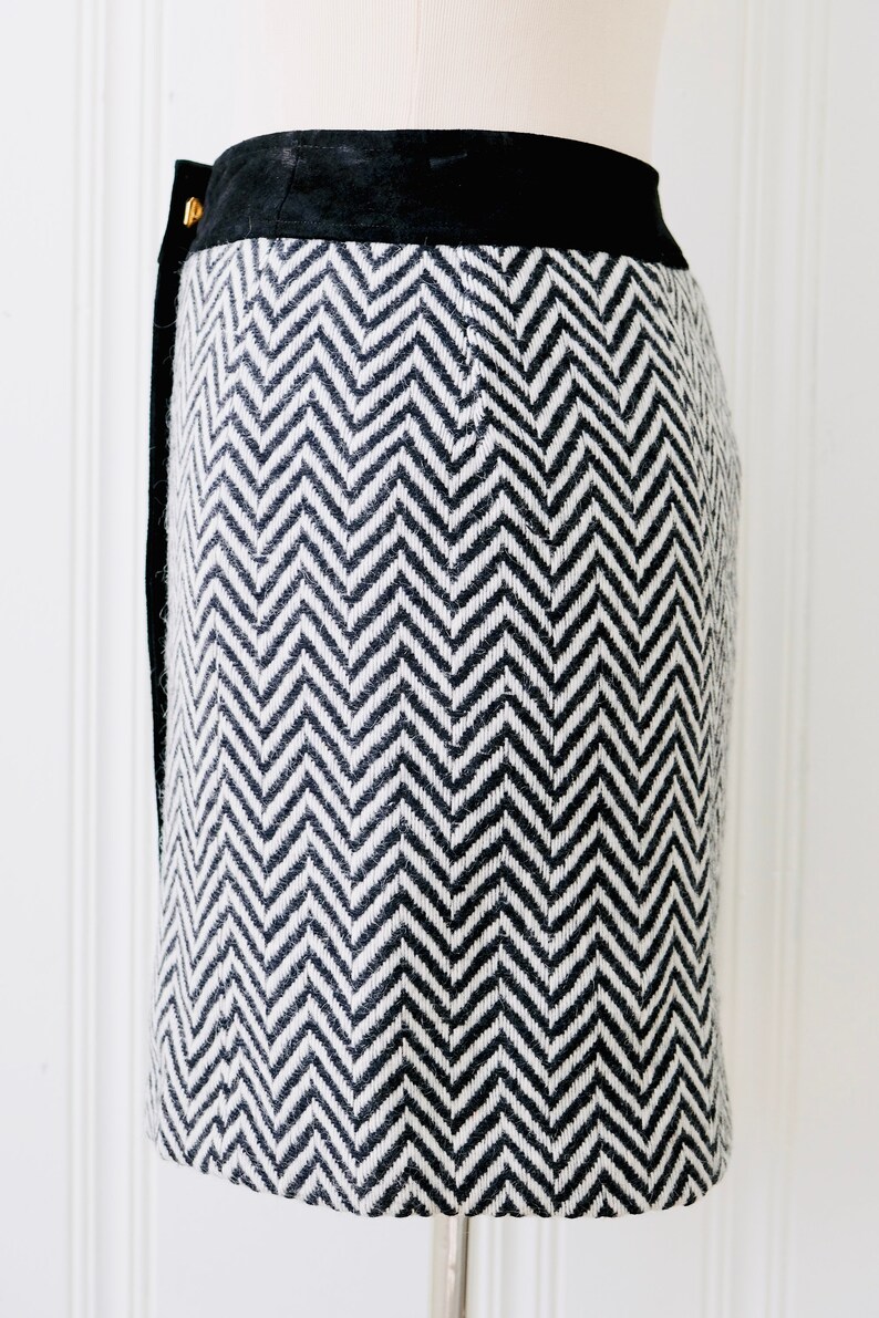 90s does 60s Vintage Milly of New York Black White Chevron Wool Mini Skirt w Gold Hardware Silk Lining Size 8