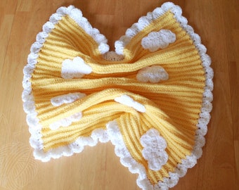 Manta de bebé amarilla con nubes