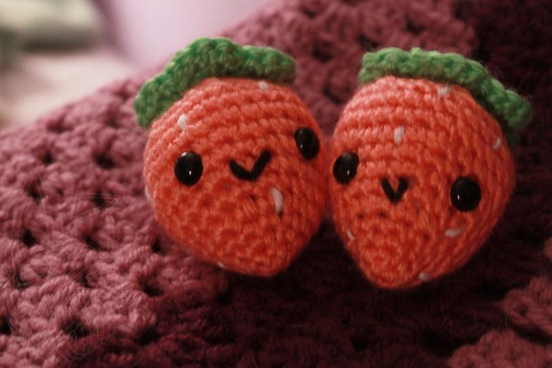 Strawberry (regular, milk choc, white choc, pink) - Keychain Pink Strawberry
