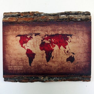 Placa de madera con mapa del mundo y borde natural - Letrero de madera con frase - Arte mural de madera