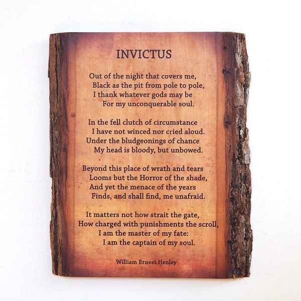 Placa de madera rústica con poema Invictus - Poema Invictus de William Ernest Henley transferido a Barkside Wood