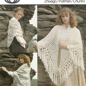 Puede incluir: Un patrón de ganchillo para una chal blanca con flecos. El patrón se llama "Zhivago/Pullman/Chunky" y es de la marca Sirdar. El número del patrón es 5898.