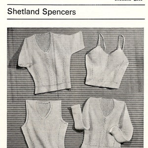 Puede incluir: Patrón de tejido vintage titulado "Shetland Spencers" de Templetons. La imagen muestra cuatro tops de punto blancos diferentes, incluyendo un top de manga corta, un camisola, un chaleco y un top de manga larga. Tallas de 86 cm a 102 cm.