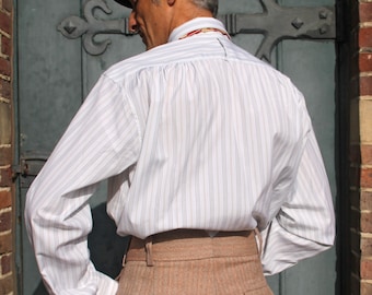 Camisa de estilo vintage años 30 con cuello de punta de lanza, confeccionada en algodón a rayas con puños franceses para gemelos.