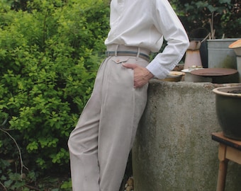 Pantalones de talle alto estilo vintage, de lino gris claro, estilo años 30-40, con pliegues en la parte delantera.