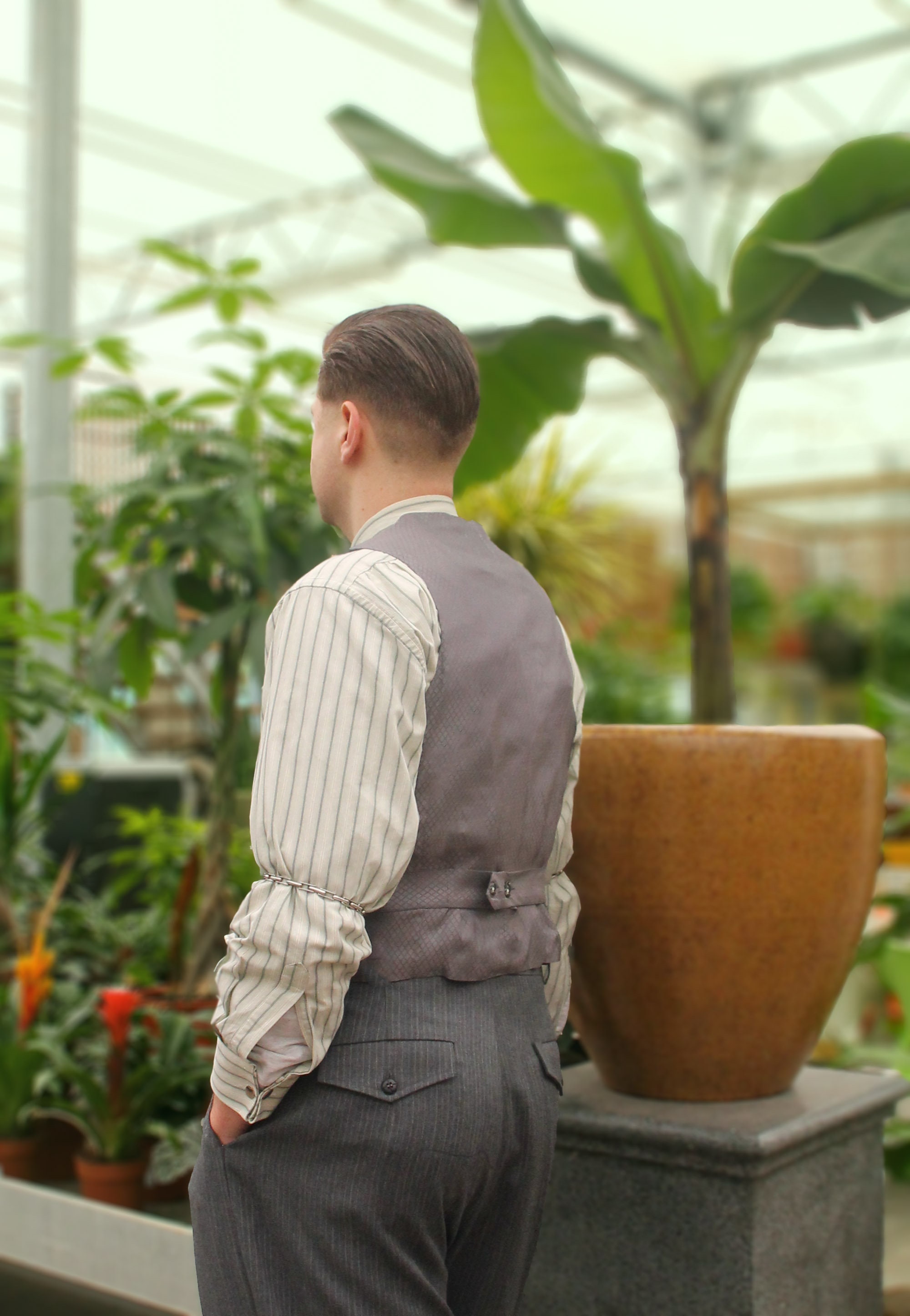 1930年代、1940年代のヴィンテージスタイルのグレーのストライプウール