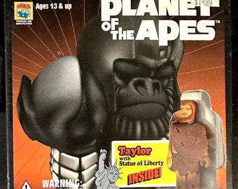 Medicom Kubrick Planet of the Apes Taylor With Statue of Liberty