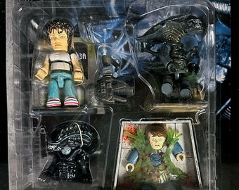 Vintage Mezco Toys ALIENS Mez-Itz Figure Set Ripley Xenomorph Chestburster 2004