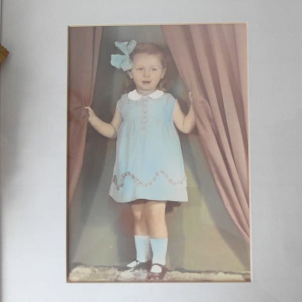 Fotografie im Bilderrahmen 1950er handkoloriertes Kinderbild Mädchen mit großer Schleife im Haar Foto gerahmt