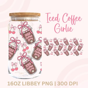 Puede incluir: Un tarro Libbey de vidrio transparente con tapa de madera, decorado con lazos rosas, cerezas y gráficos de café helado. El texto "Iced Coffee Girlie" se muestra en rosa. El tarro es de aproximadamente 473 ml.