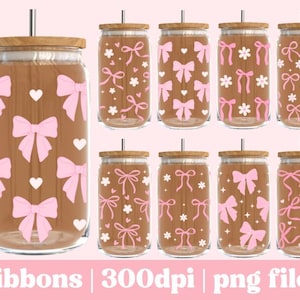 Puede incluir: Varios vasos de vidrio con tapas de madera y pajitas de metal. Los vasos presentan diseños de lazos rosas y corazones sobre un fondo marrón. La imagen también incluye el texto "ribbons | 300dpi | png files."