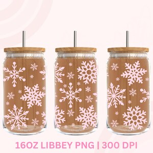K&ouml;nnte beinhalten: Drei transparente Glasbecher mit Holzdeckeln und silbernen Strohhalmen. Jeder Becher hat einen braunen Hintergrund mit rosa Schneeflockenmustern. Der Text "16OZ LIBBEY PNG | 300 DPI" befindet sich unten.
