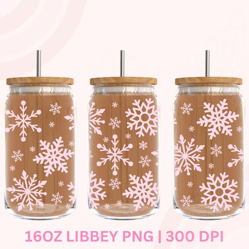K&ouml;nnte beinhalten: Drei transparente Glasbecher mit Holzdeckeln und silbernen Strohhalmen. Jeder Becher hat einen braunen Hintergrund mit rosa Schneeflockenmustern. Der Text "16OZ LIBBEY PNG | 300 DPI" befindet sich unten.