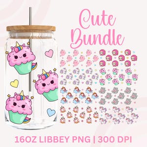 Könnte beinhalten: Ein Glasbecher mit Holzdeckel und Metallstrohhalm, verziert mit Cupcake-Einhorn-Aufklebern. Das Bild zeigt auch eine Sammlung von Aufklebern mit verschiedenen niedlichen Designs, darunter Einhörner, Faultiere und Cupcakes. Der Text "Cute Bundle" wird angezeigt.