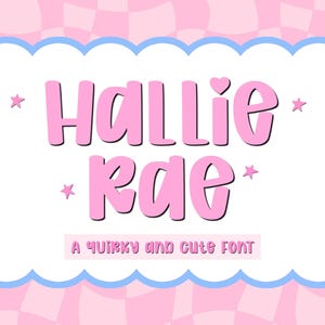 以下が含まれることがあります： 太字の丸みを帯びたピンク色のフォントで「HALLIE RAE」と書かれたデジタルグラフィック。小さなピンクの星とハートがアクセントになっています。テキストは、ピンクの波状の市松模様の背景の上に、水色の縁取りが施された白いスカラップ状の長方形の中央に配置されています。