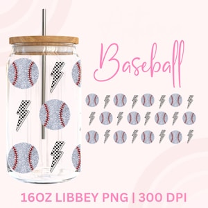 Puede incluir: Un vaso de vidrio transparente con tapa de madera y pajita plateada. El vaso está decorado con pelotas de béisbol y rayos a cuadros. La palabra "Baseball" está escrita en rosa. El vaso tiene aproximadamente 473 ml.