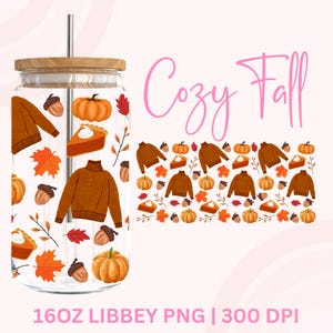 Könnte beinhalten: Ein durchsichtiger Glasbecher mit Holzdeckel und silbernem Strohhalm. Der Becher ist mit herbstlichen Illustrationen verziert, darunter Kürbisse, Pullover, Kuchenstücke, Eicheln und Blätter. Die Worte "Cozy Fall" sind in Rosa geschrieben.