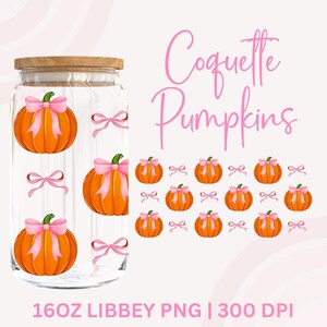 Op de afbeelding: Een heldere glazen pot met een houten deksel, versierd met oranje pompoenen en roze strikken. De woorden "Coquette Pumpkins" zijn in roze script geschreven. De tekst "16OZ LIBBEY PNG | 300 DPI" staat onderaan.