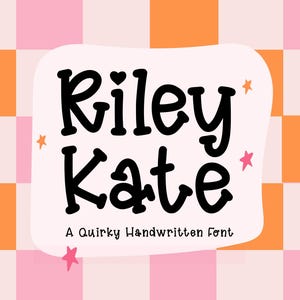 Puede incluir: Un gráfico digital que presenta el texto negro Riley Kate y A Quirky Handwritten Font centrado en una forma rectangular blanca con esquinas redondeadas. El fondo consiste en un patrón de tablero de ajedrez en tonos rosa claro y naranja.