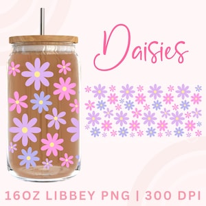 Puede incluir: Un vaso de vidrio transparente con tapa de madera y pajita de metal. El vaso está decorado con flores de margarita rosas, moradas y azules. La palabra "Daisies" está escrita en rosa. El texto "16oz Libbey PNG | 300 DPI" está en la parte inferior.