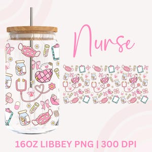 Puede incluir: Un vaso de vidrio transparente con tapa de madera y pajita de metal. El vaso está decorado con un patrón rosa y blanco de símbolos médicos, incluyendo estetoscopios, mascarillas y corazones. La palabra "Nurse" está escrita en rosa.