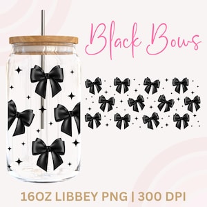 Puede incluir: Un vaso de vidrio transparente con tapa de madera y pajita plateada. El vaso está decorado con lazos negros y formas de estrella. El texto "Black Bows" está escrito en rosa. La parte inferior de la imagen dice "16OZ LIBBEY PNG | 300 DPI".