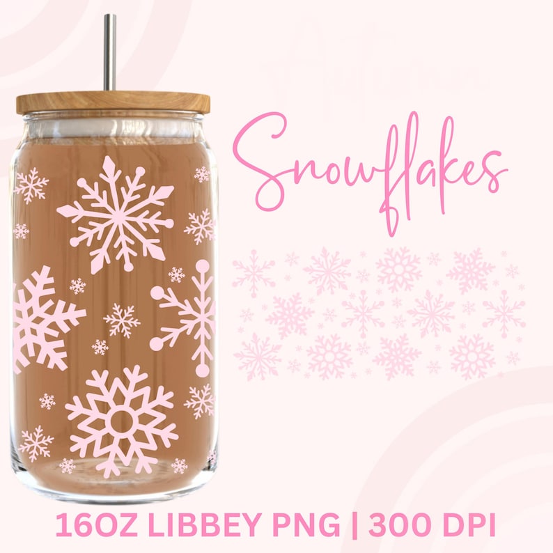 K&ouml;nnte beinhalten: Ein klares Glas mit einem Holzdeckel und einem silbernen Strohhalm. Der Becher ist mit rosa Schneeflocken verziert. Das Wort "Snowflakes" ist in rosa Schrift geschrieben. Der untere Teil des Bildes lautet "16OZ LIBBEY PNG | 300 DPI".