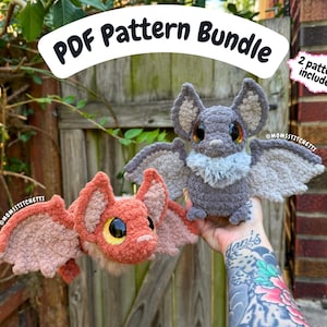Puede incluir: Dos murciélagos de peluche tejidos a ganchillo, uno de color naranja óxido y otro gris, con grandes ojos oscuros y alas texturizadas. La imagen incluye el texto PDF Pattern Bundle y 2 patterns included, con la marca de agua @momsstitchetti.