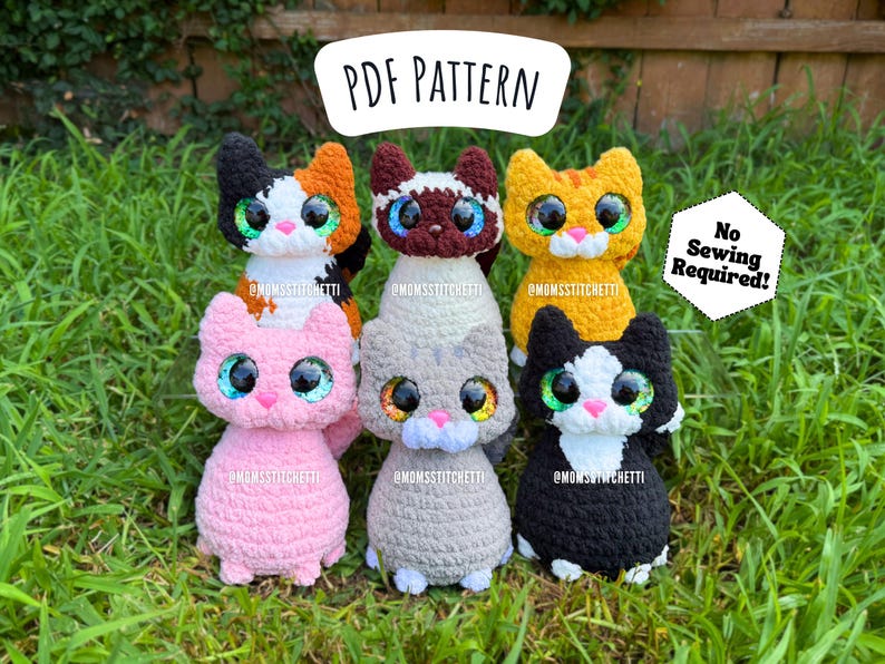 Peut inclure: Six peluches en forme de chat crochet&eacute;es de diff&eacute;rentes couleurs : &eacute;caille de tortue, siamois, tabby orange, rose, gris et noir et blanc. Chaque chat a de grands yeux brillants et est pr&eacute;sent&eacute; sur de l'herbe verte. Le texte "PDF PATTERN" et "No Sewing Required!" est inclus.