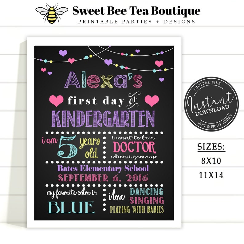 Puede incluir: Un cartel imprimible estilo pizarra para una celebraci&oacute;n del primer d&iacute;a de jard&iacute;n de infancia. El cartel est&aacute; decorado con corazones coloridos, puntos y una cadena de luces. El cartel dice "Alexa's first day of kindergarten" e incluye detalles como la edad, el color favorito y las aspiraciones profesionales futuras.