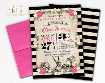 Op de afbeelding: Een zwart-wit gestreepte uitnodiging met roze bloemen en een fantasierijke illustratie van Alice in Wonderland-personages. De uitnodiging is voor een bruidsdouche ter ere van Olivia Newman op zondag 27 april om 15:00 uur in The Grand Inn. Het adres is 12345 Riverside Dr., Woodhaven, MI 48183. RSVP naar Anne op 987-654-3210 vóór 13 april.