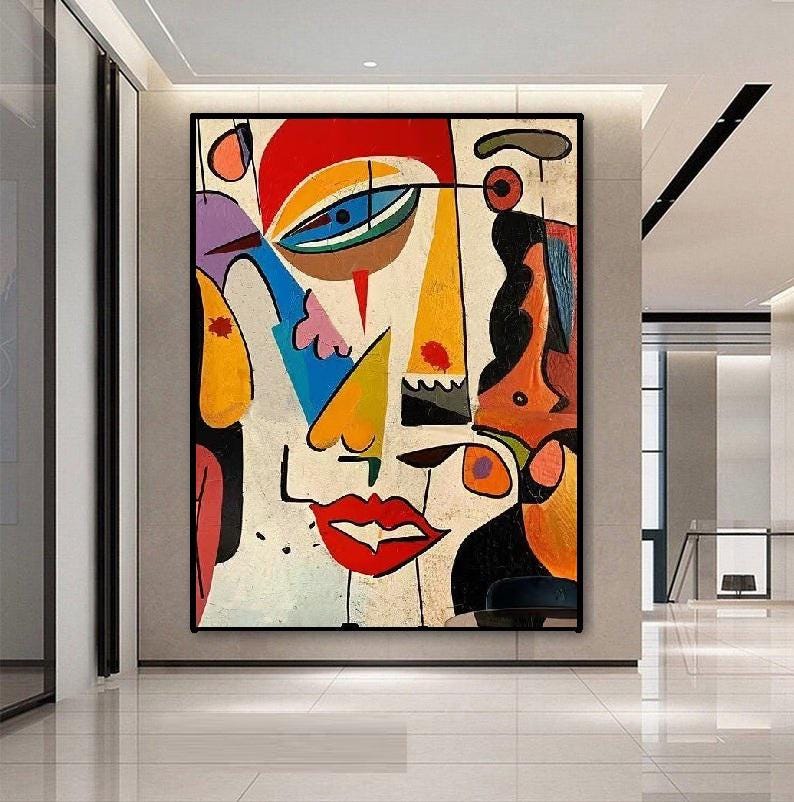 Op de afbeelding: Een groot rechthoekig wandkunstwerk met een abstracte gezichtscompositie. Het kunstwerk gebruikt gedurfde blokken rood, geel, blauw, oranje en zwart tegen een cr&egrave;mekleurige achtergrond. Zichtbare elementen zijn onder meer een rode lip, een blauw oog.