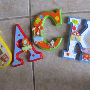 Letras de madera para colgar en la pared personalizadas de 6 x 4 pulgadas - $13,25 por letra - para habitación de bebé o de niño - Temática de circo