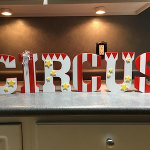 Letras de pared de guardería de madera personalizadas de 8 "de pie "CIRCUS" - 17.50 POR CARTA - para decoración de guardería o dormitorio infantil