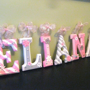 Letras personalizadas "ELIANA" de 15 cm en gris y rosa para guardería - 13,25 € por letra. Para el nombre del niño - Letras de madera biseladas para colgar en la pared.