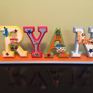 CUSTOM 6 X 4" Letras de pared de madera - 13.25 POR LETRA para guardería o dormitorio infantil - Tema circense, colgante o con base opcional.