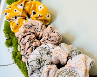 Super soft cotton floral scrunchies! Poofy,big  and fun,lightweight and washable fabric.Bright and colorful for any occasion, perfect gift!