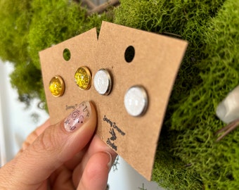 Bold glitter gold and bright white glitter/smooth textured -stud post earrings. Hypoallergenic and lightweight glass and sterling silver.