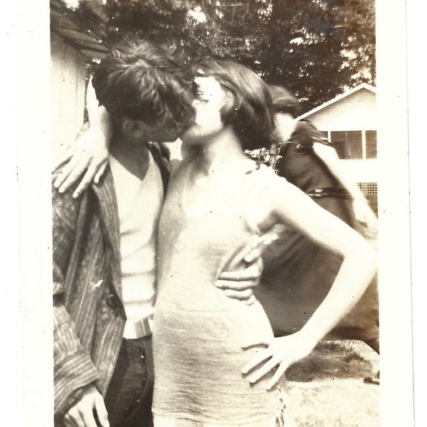 Original Vintage Photo Pretty Girl Hugging Handsome Man Embrace Kiss Greasers Flappers GREAT PIC!