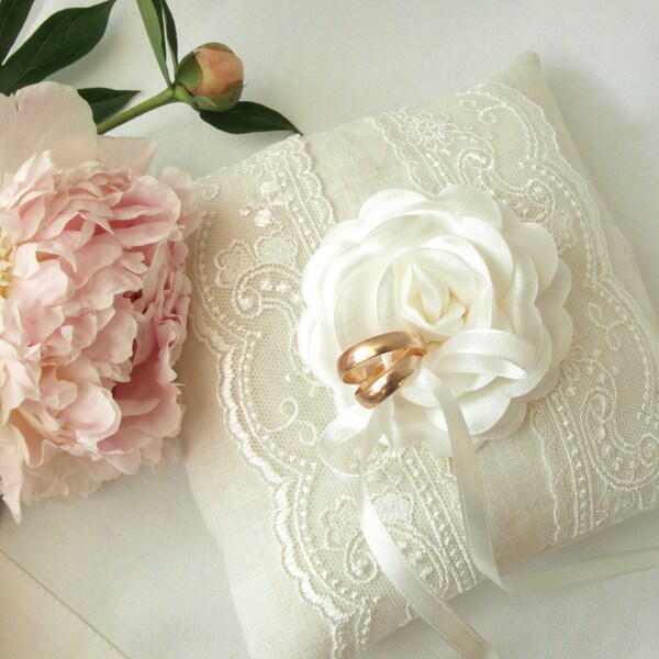Leinen Hochzeit Ring Kissen. Ring Bearer Kissen. Elfenbein Lace Ring Kissen. Elfenbein Blume Akzent / bereit, Schiff