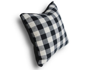 Zwart plaid katoenkussen