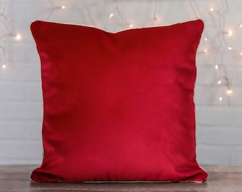 Rode fluwelen kussen met gouden Trim