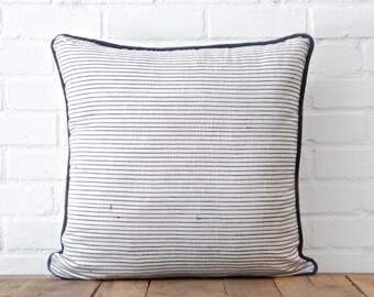 Marineblauw linnen gestreept sierkussen