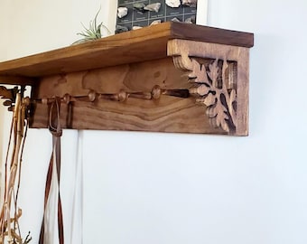 Estante con perchero de ganchos, estante de estilo shaker rústico ornamentado, organizador de entrada de madera reciclada, estante de madera con detalles de bellota